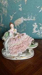 Ackermann fritze volkstedt porselein dame op bank met kat, Ophalen