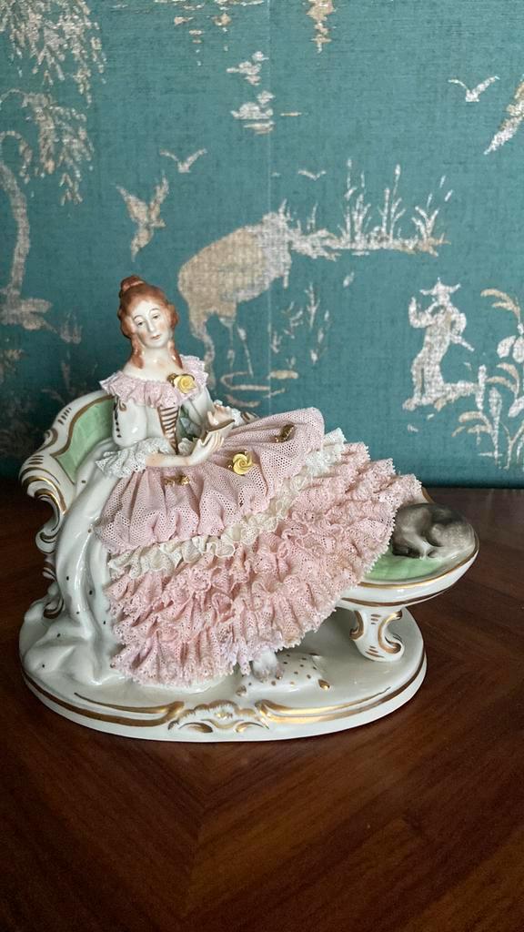 Ackermann fritze volkstedt porselein dame op bank met kat, Antiek en Kunst, Antiek | Porselein, Ophalen