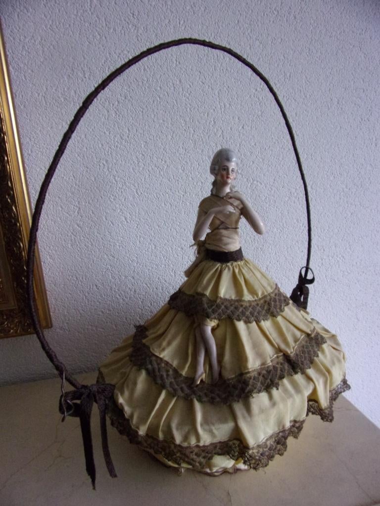 Halfdoll op Grote Mand, Antiek en Kunst, Ophalen of Verzenden