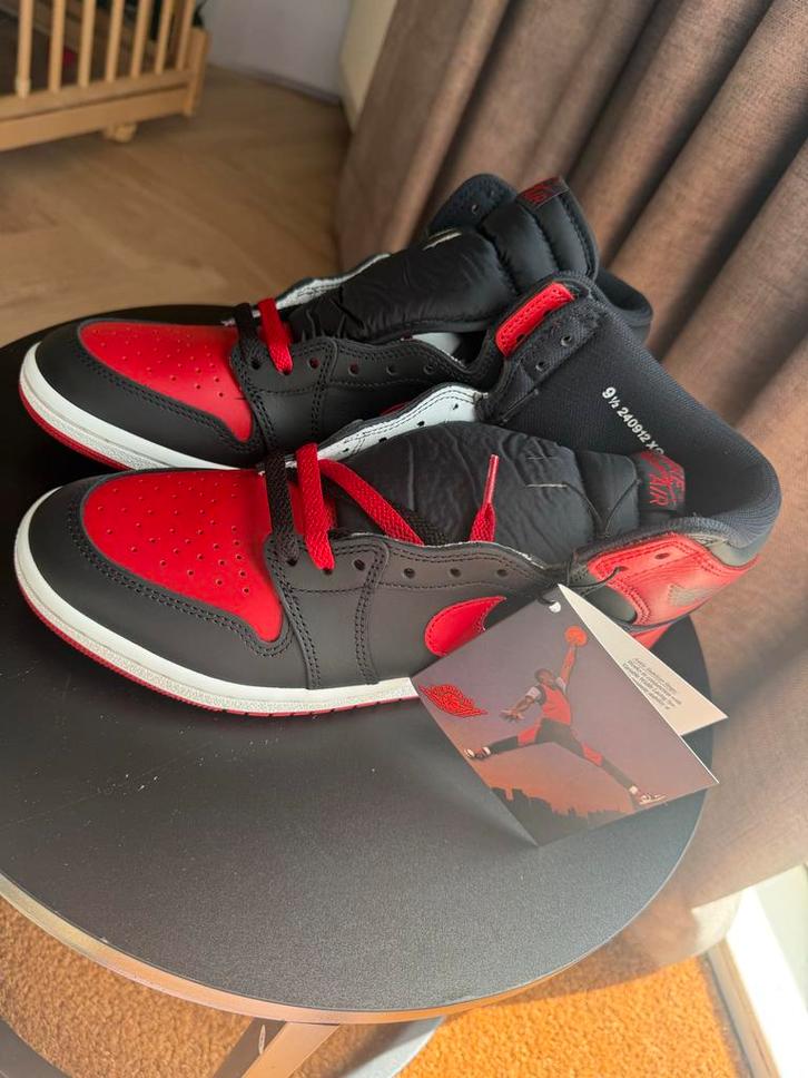 Jordan 1 Retro High '85 OG 'Bred' (2025) - Maat 43, Kleding | Heren, Schoenen, Nieuw, Sneakers of Gympen, Zwart, Ophalen of Verzenden