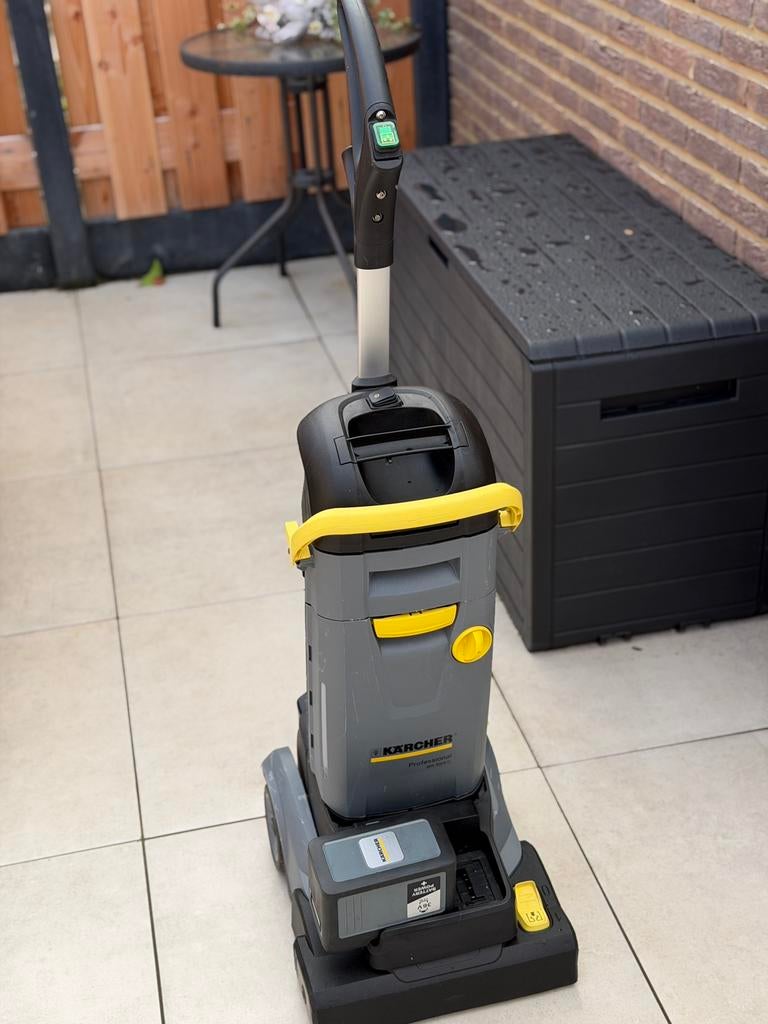 Karcher BR 30/4 met nieuwe accu en acculader bj2023, Ophalen of Verzenden, Zo goed als nieuw