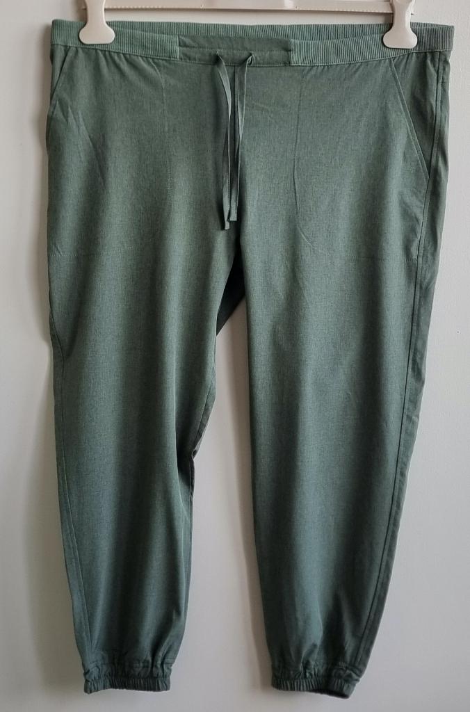 Ayacucho groene capri mt. XL, Kleding | Dames, Broeken en Pantalons, Zo goed als nieuw, Maat 46/48 (XL) of groter, Groen, Driekwart