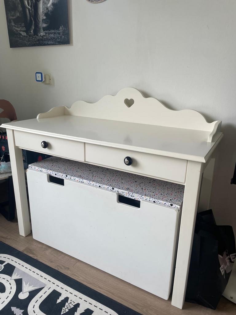 Wit bureau met hartje, Ophalen, Gebruikt, Kinderbureau, Wit
