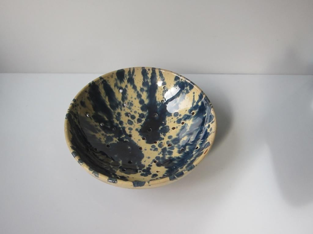 Aardewerk fruittest/ stenen vergiet 24 cm, blauw met ecru, Gebruikt, Ophalen of Verzenden, Schaal of Schalen, Overige stijlen