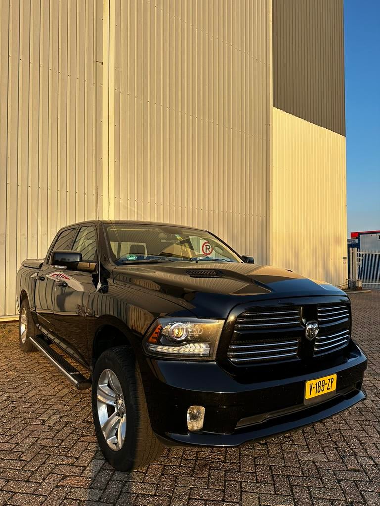 Dodge Ram 1500 5.7 Sport Crew Cab 5'7 4x4 Schuifdak LPG, Auto's, Bestelauto's, Automaat, 450 kg, 5654 cc, Zwart