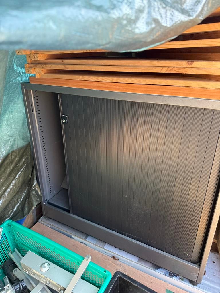 Mooi zwart kastje met schuifdeur en kersenhouten blad, Huis en Inrichting, Kasten | Roldeurkasten en Archiefkasten, Gebruikt, 100 tot 150 cm