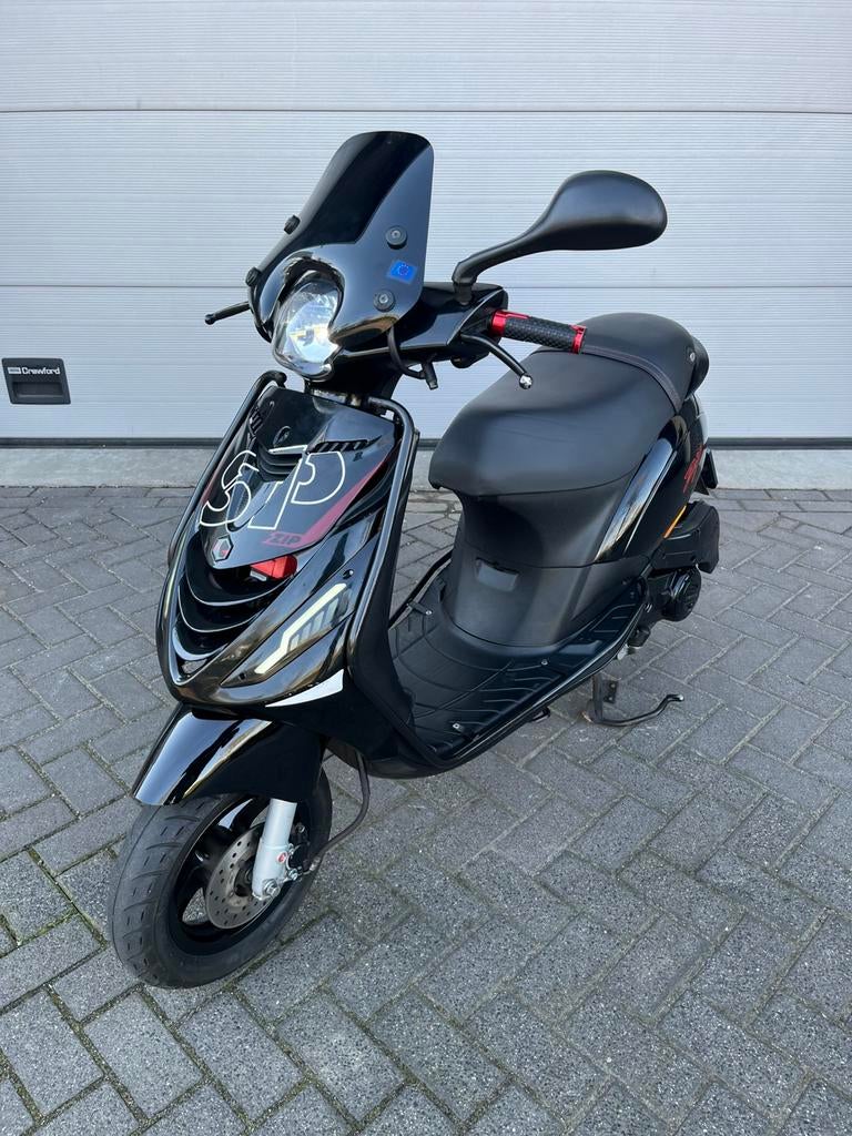 Piaggio zip 4 takt 80cc Malossi Iget 2022 brom Alpha led, Fietsen en Brommers, Scooters | Piaggio, Ophalen of Verzenden, Zo goed als nieuw
