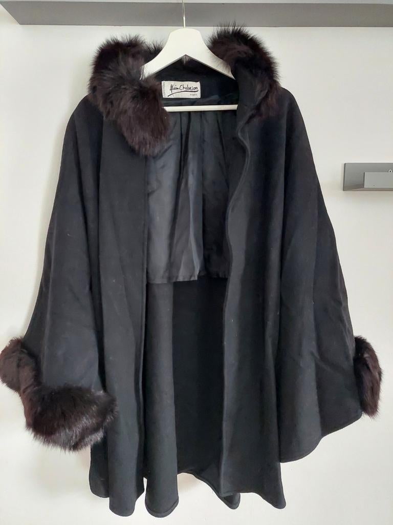 Elegante zwarte cape met bontrand - Alain Chabason Paris, Kleding | Dames, Jassen | Winter, Alain Chabason, Ophalen of Verzenden