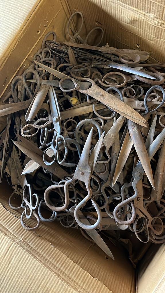 Partij antieke metalen scharen, Ophalen