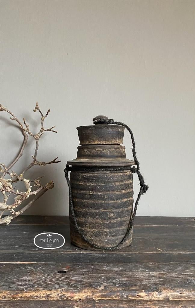 Oude houten kruik met deksel pot hout stoer sober landelijk