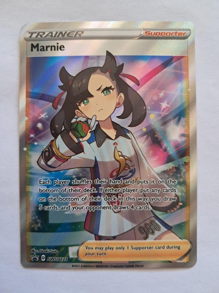 Marnie Trainer SWSH 121, Hobby en Vrije tijd, Verzamelkaartspellen | Pokémon, Ophalen of Verzenden, Nieuw, Losse kaart, Foil