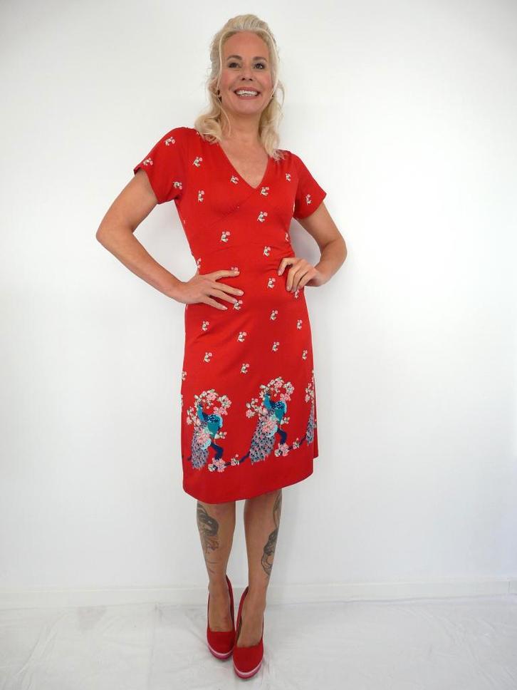 *Abfab Rode King Louie Jurk M*, Kleding | Dames, Jurken, Zo goed als nieuw, Maat 38/40 (M), Rood, Knielengte, Ophalen of Verzenden