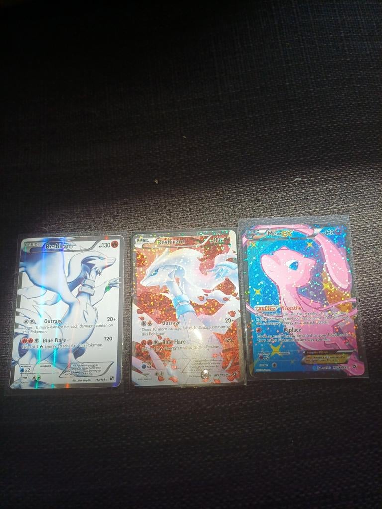 Zeldzaam lotje Pokémon kaarten: Reshiram en Mew, Hobby en Vrije tijd, Verzamelkaartspellen | Pokémon, Ophalen of Verzenden, Zo goed als nieuw
