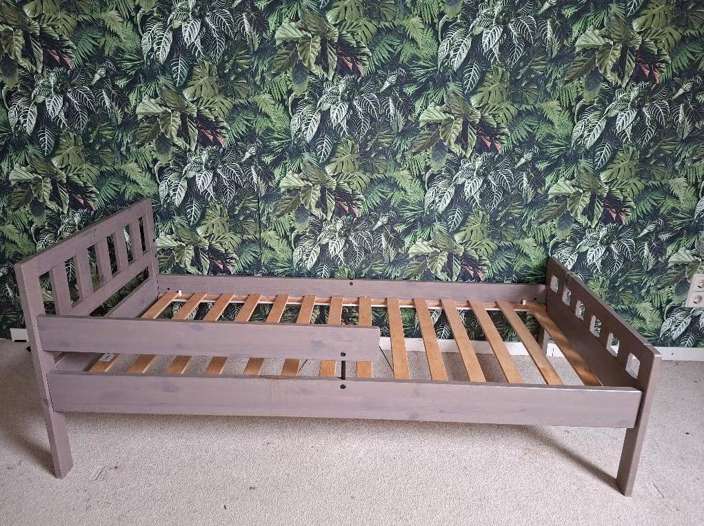 IKEA peuterbed met lattenbodem, matras en zijsteun bedhekje, Ophalen, Gebruikt, 190 cm of minder, IKEA