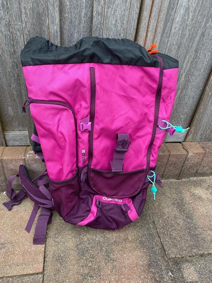 Quechua backpack, Sport en Fitness, Bergsport en Wandelen, Zo goed als nieuw, Rugzak, Ophalen