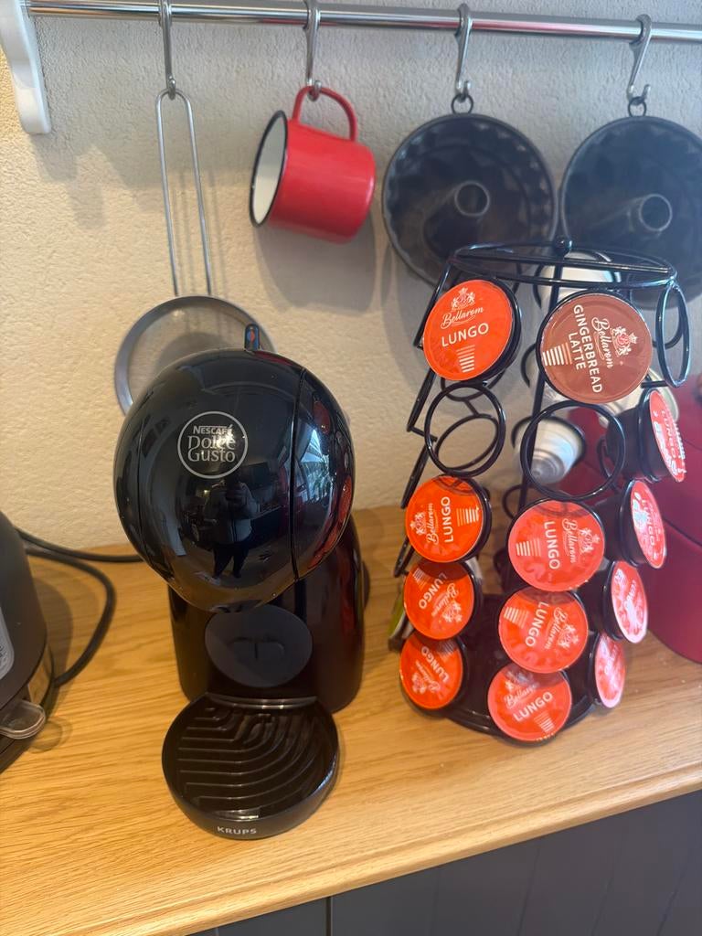 Nescafé Dolce Gusto koffiezetapparaat met rekje, Witgoed en Apparatuur, Koffiezetapparaten, Ophalen of Verzenden, Gebruikt, Koffiemachine