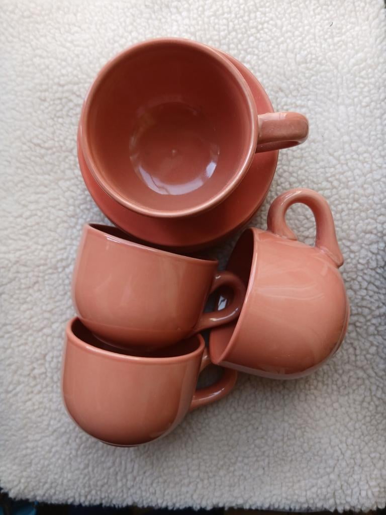 4  grote  soepkommen met  schotel  in  zalm  kleur., Huis en Inrichting, Keuken | Servies, Ophalen of Verzenden, Zo goed als nieuw