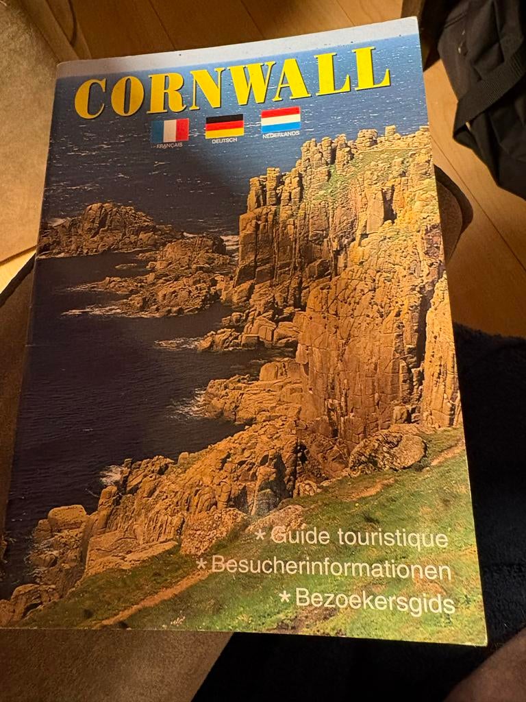 Cornwall bezoekersgids in drie talen, Boeken, Europa, Ophalen of Verzenden, Reisgids of -boek, Gelezen