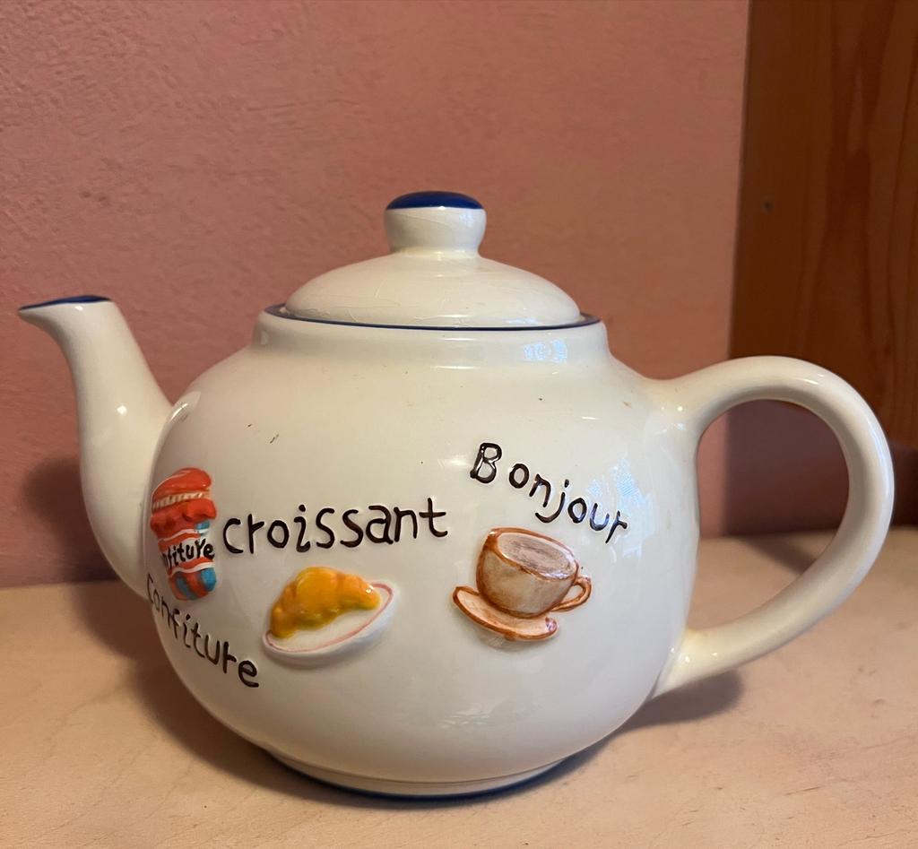 Witte theepot met 'Bonjour' en ontbijt afbeeldingen, Gebruikt, Keramiek, Overige typen, Ophalen of Verzenden