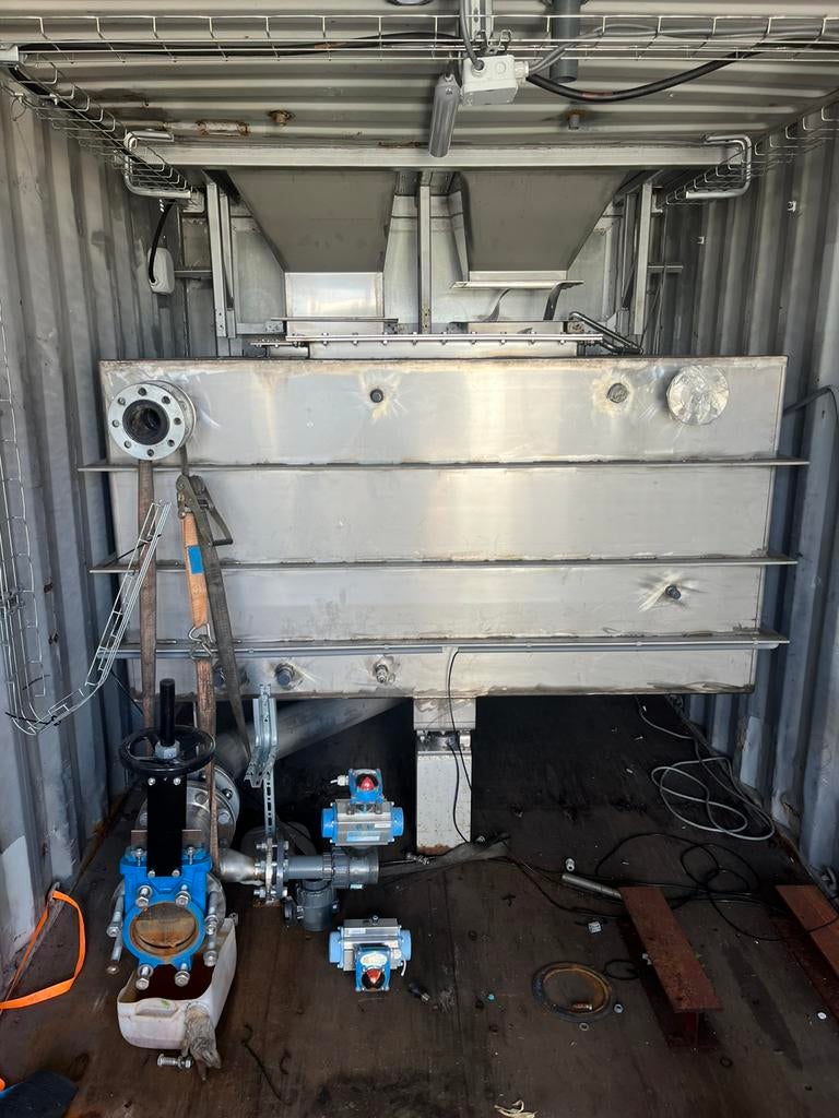 Rvs tank met afsluiters, Ophalen