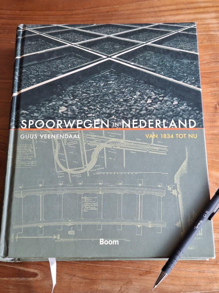 Spoorwegen in Nederland, Guus Veenendaal 604 pagina's, Ophalen of Verzenden, Zo goed als nieuw, Trein, Overige typen