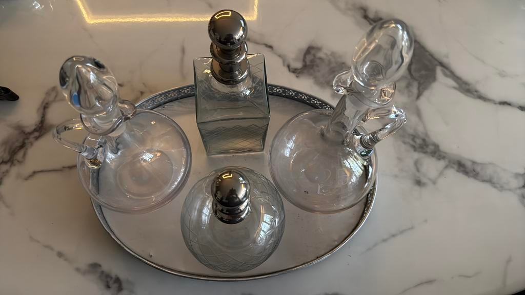 Mooie schaal met  vier karaffen, Ophalen of Verzenden