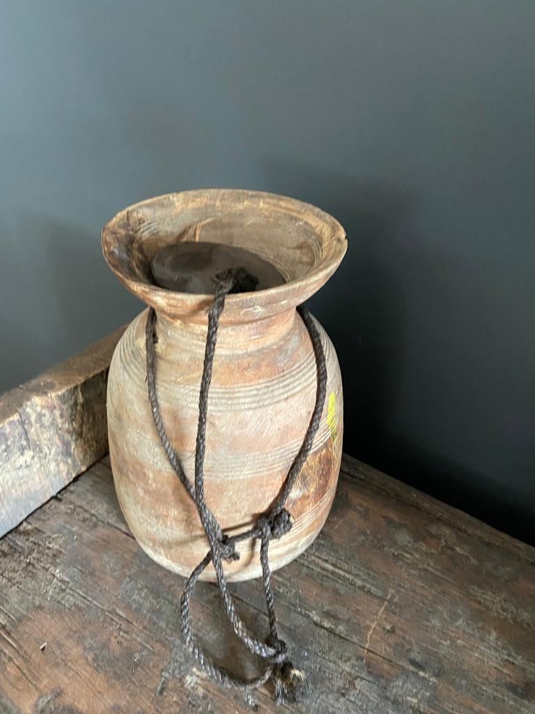 Nepalese houten kruik vaas stoer en sober met deksel, Huis en Inrichting, Woonaccessoires | Vazen, Overige materialen, Overige kleuren