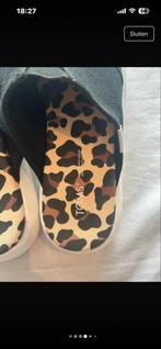 Zwarte TOMS instappers met luipaardprint - Maat 39, Ophalen of Verzenden, Zo goed als nieuw, Zwart, Instappers