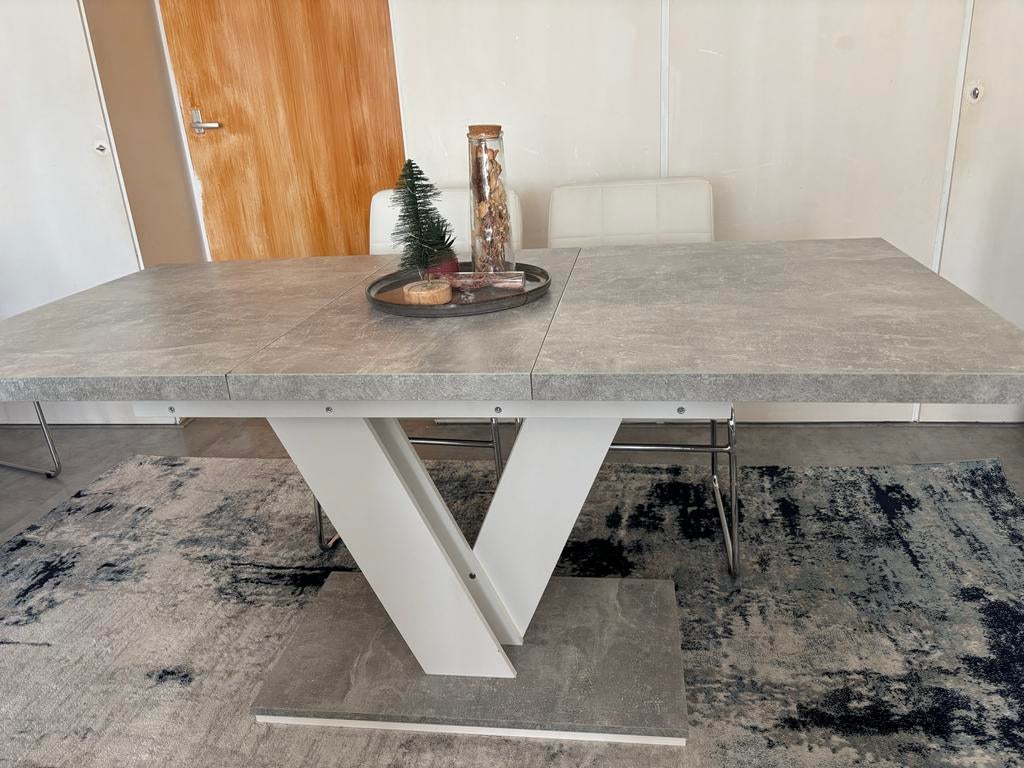 Moderne eetkamerset: tafel en dressoir in betonlook, Ophalen, Overige materialen, 100 tot 150 cm, Zo goed als nieuw