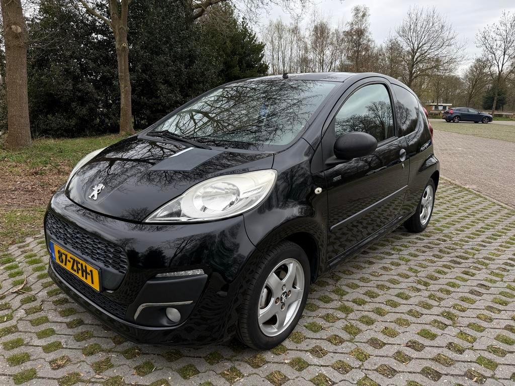 Peugeot 107 | Sportium | 2012 | Zwart | 90.521 km | Carplay, Auto's, Voorwielaandrijving, Stof, 4 stoelen, Origineel Nederlands
