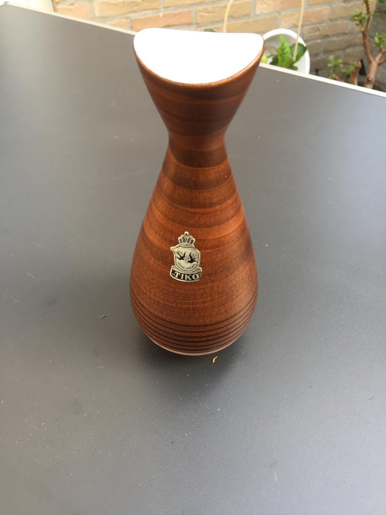 Vintage TIKO Gouda Vaasje met Houtnerf Dessin - Nr. 813 RADA, Antiek en Kunst, Ophalen of Verzenden