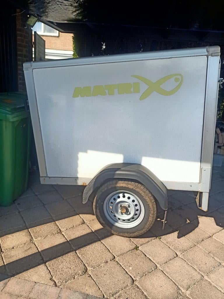 Te koop saris gesloten aanhangwagen, Ophalen