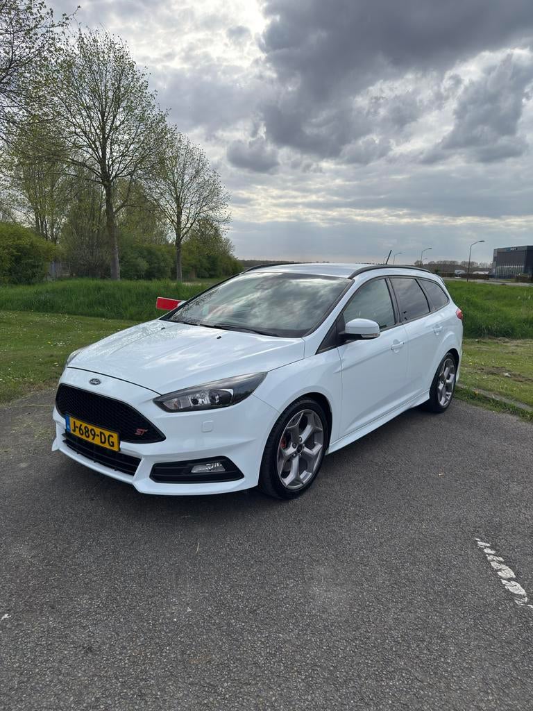 Ford Focus 2.0 Ecoboost 184KW Wagon 2017 Wit, Auto's, Ford, Particulier, Focus, ABS, Airbags, Airconditioning, Apple Carplay, Automatische klimaatregeling