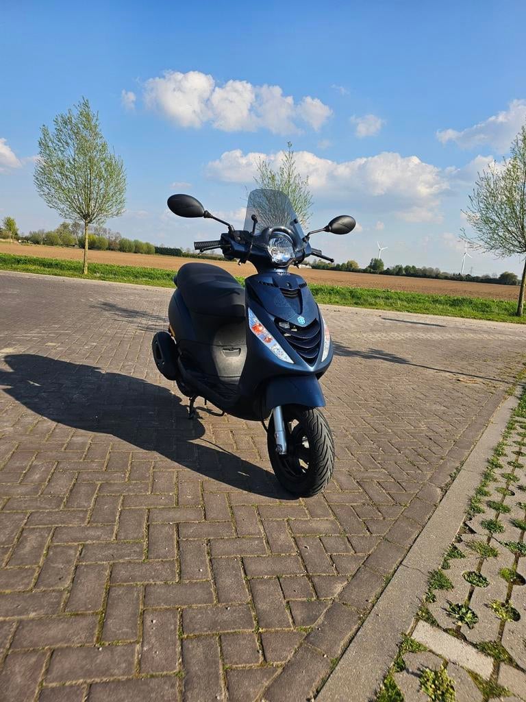 Piaggio Zip 50cc 4-takt Injectie Mat Blauw - ZGAN, Fietsen en Brommers, Scooters | Piaggio, Zo goed als nieuw, Zip, Maximaal 45 km/u
