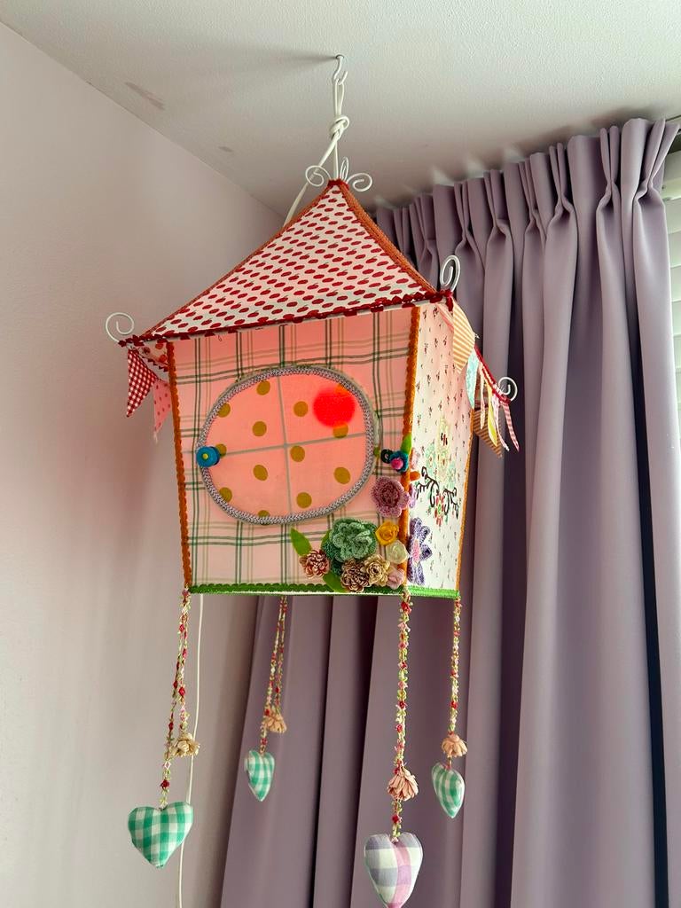 Vrolijke lamp in vogelhuisjes stijl met vogeltje, Ophalen, Gebruikt, Stof, Minder dan 50 cm