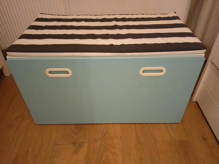 Ikea Stuva speelgoedkist met kussen, Kinderen en Baby's, Kinderkamer | Commodes en Kasten, Gebruikt, Minder dan 90 cm, Minder dan 75 cm