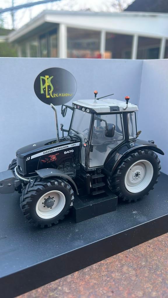 Universal hobbies Massey Ferguson Black Fauchi version, Ophalen of Verzenden, Zo goed als nieuw, Tractor of Landbouw, Universal Hobbies