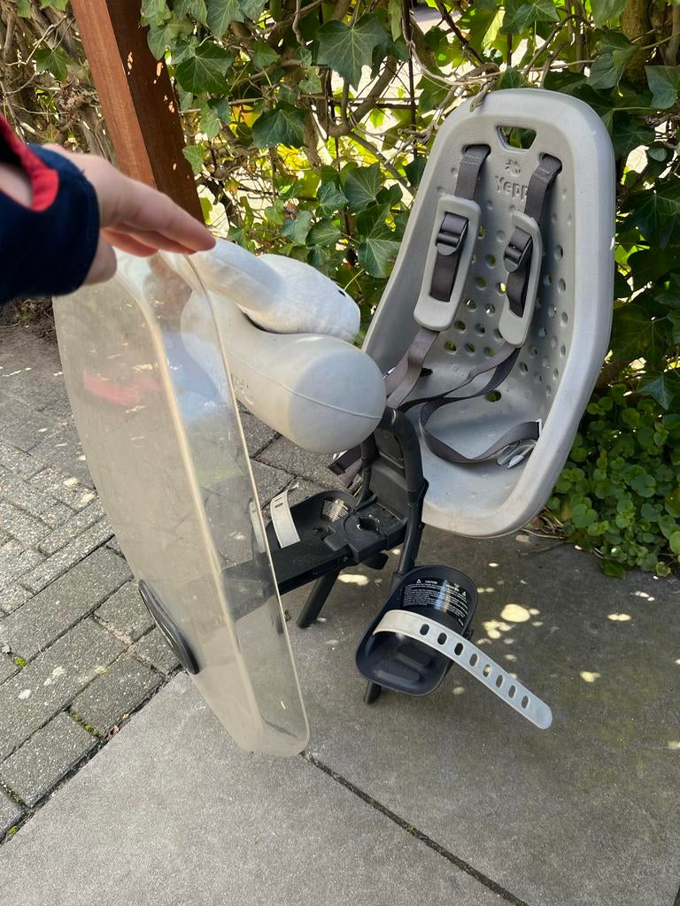 Thule Yepp Mini fietsstoeltje voorop met windscherm, Fietsen en Brommers, Fietsaccessoires | Fietsstoeltjes, Ophalen, Zo goed als nieuw