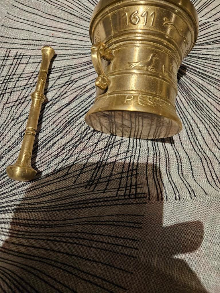 Antieke Bronzen Vijzel met Stamper - Gedateerd 1611, Antiek en Kunst, Antiek | Koper en Brons, Ophalen