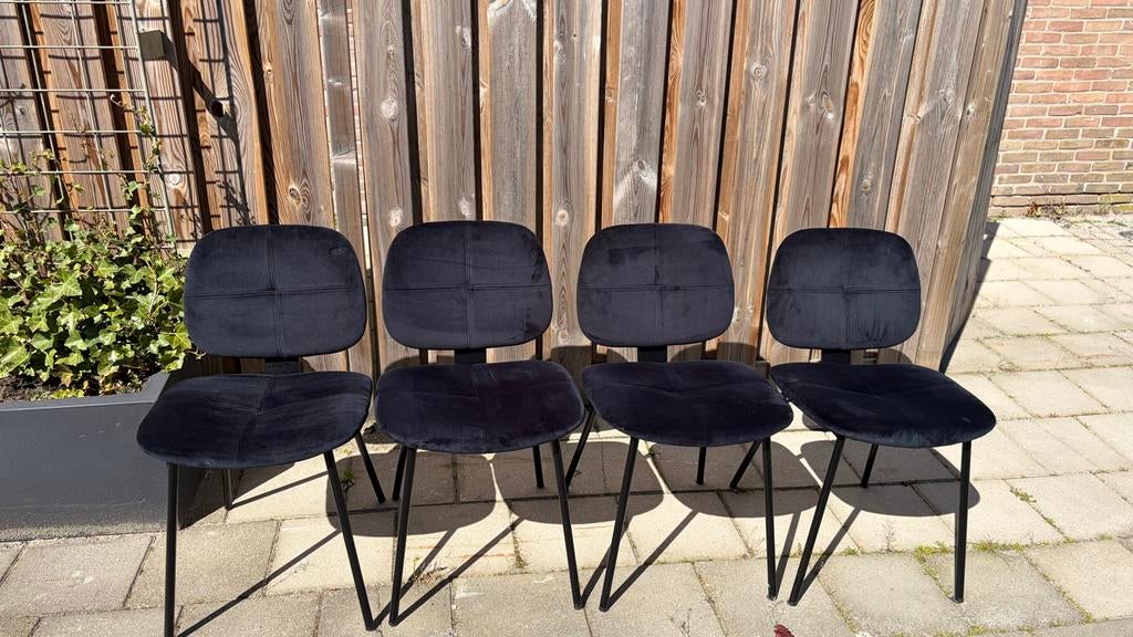 Set van 4 zwarte velours eetkamerstoelen kwantum, Huis en Inrichting, Stoelen, Ophalen, Zwart, Zo goed als nieuw, Vier