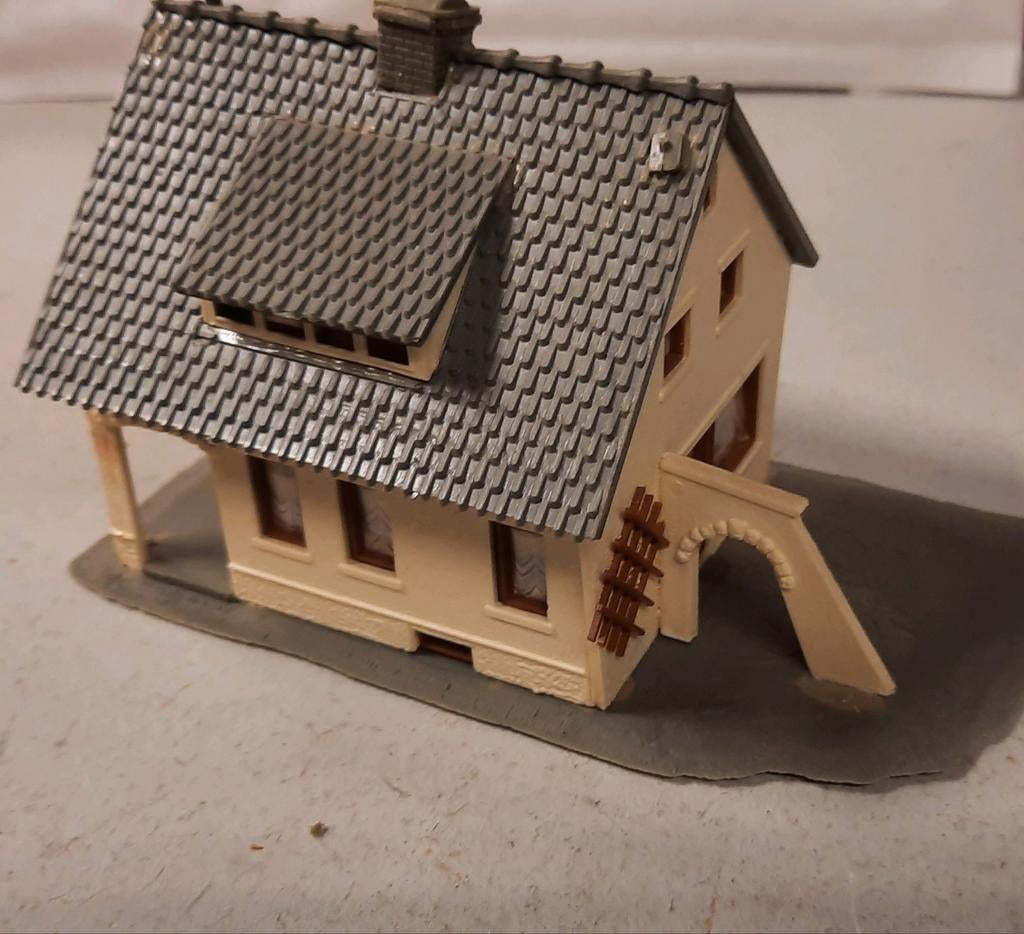 Huisje met dakkapel en poort in ho, Hobby en Vrije tijd, Modeltreinen | H0, Gebruikt, Gelijkstroom of Wisselstroom, Brug, Tunnel of Gebouw