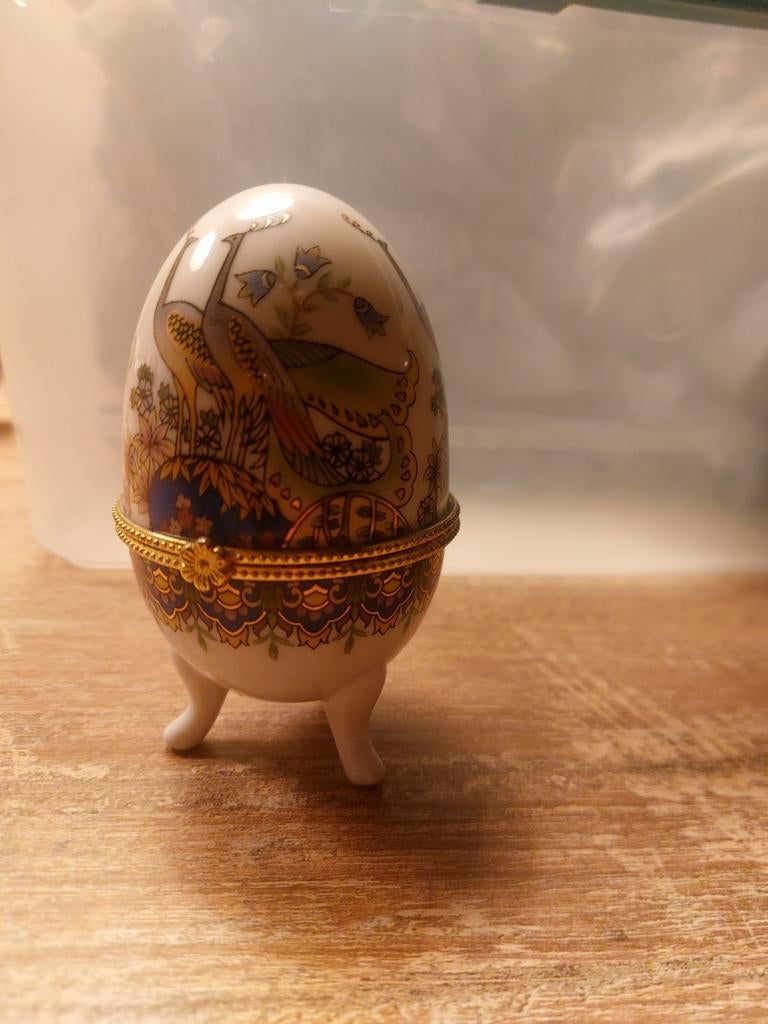 Decoratief Faberge ei met pauwenmotief, 10 cm hoog, Antiek en Kunst, Antiek | Porselein, Ophalen of Verzenden