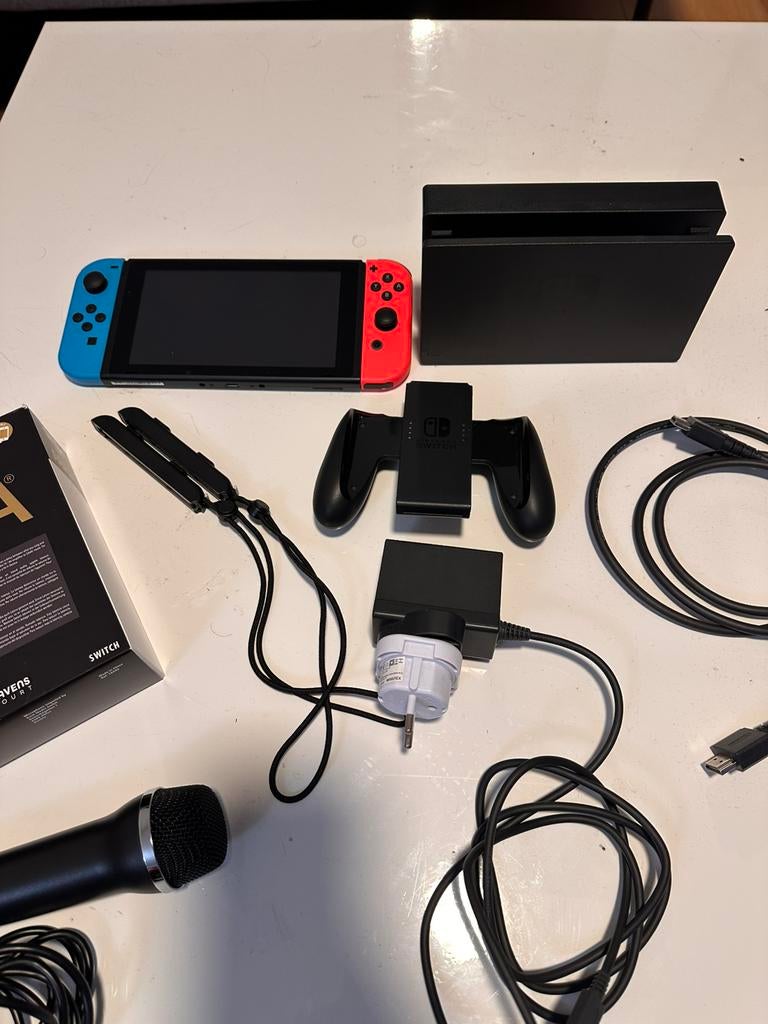 Switch, Spelcomputers en Games, Spelcomputers | Nintendo Switch, Zo goed als nieuw, Switch Original, Met 1 controller, Ophalen of Verzenden
