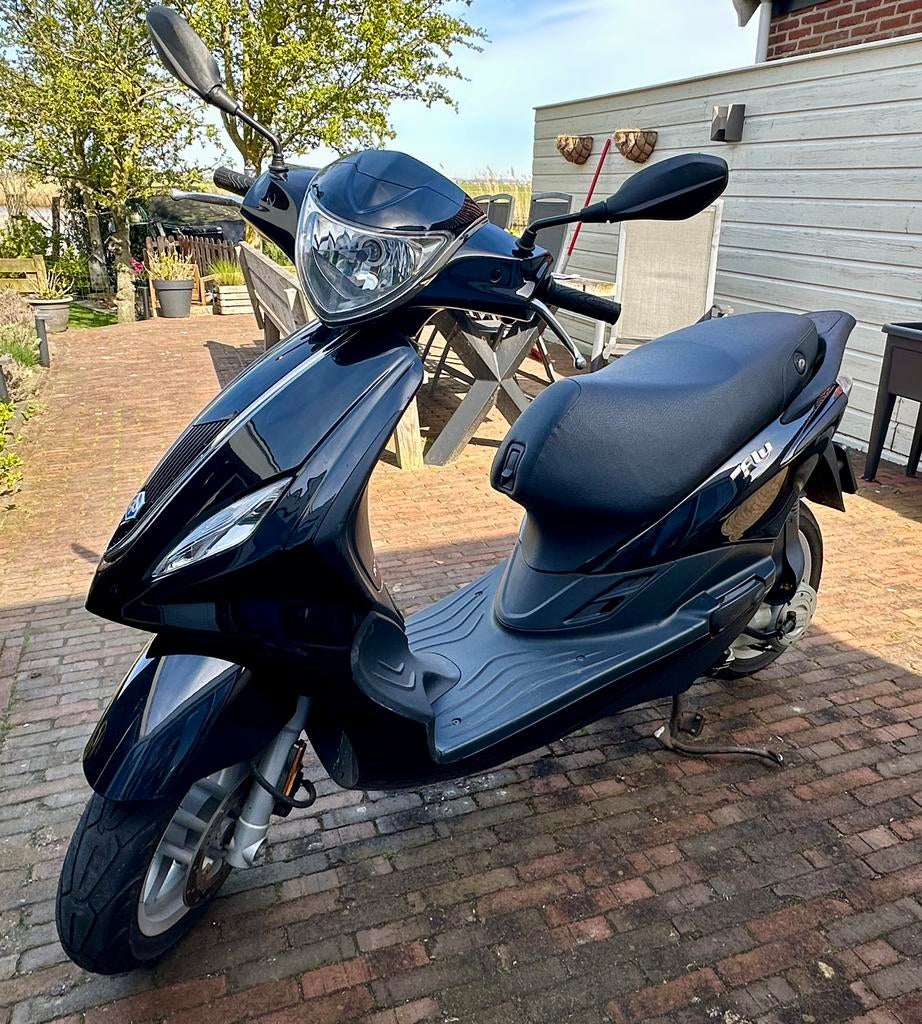 Nette Piaggio New Fly 2017 Brom, Fietsen en Brommers, Scooters | Piaggio, Ophalen, Zo goed als nieuw