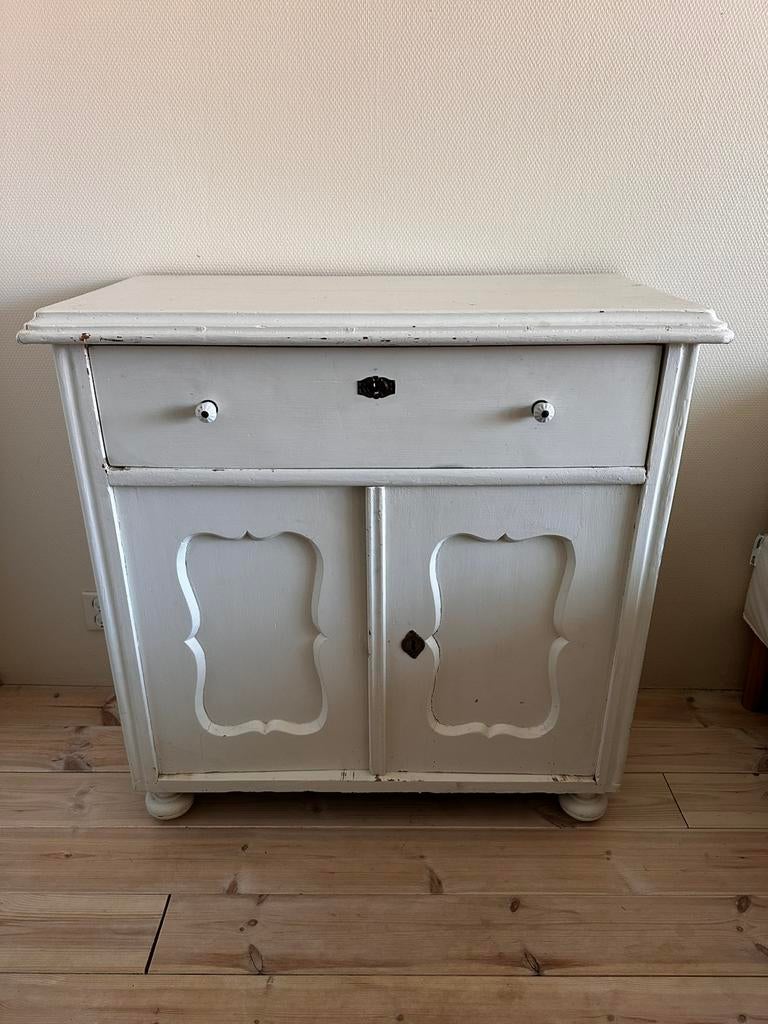 Brocante witte commode Van Dijk en Ko, Huis en Inrichting, Kasten | Dressoirs, Zo goed als nieuw, 50 tot 100 cm, 25 tot 50 cm