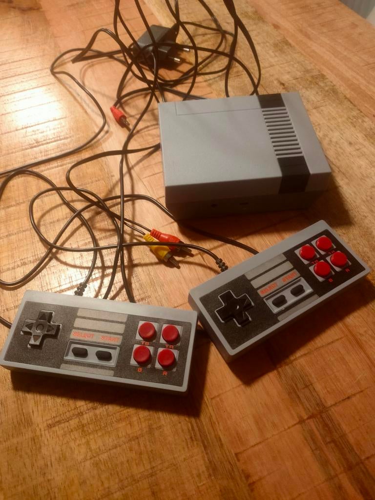 Spelcomputer met 620 ingebouwde spelen., Spelcomputers en Games, Ophalen of Verzenden, Met 2 controllers