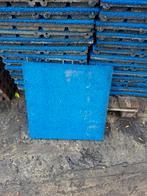 128 Nagenoeg nieuwe blauwe rubberen grastegels 50x50x4.5  cm, Ophalen