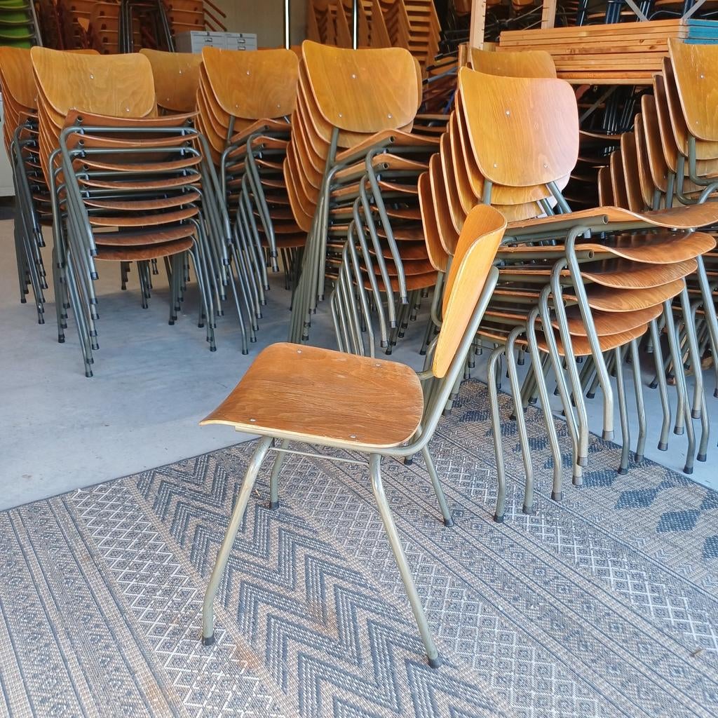 80x vintage design partij stoelen schoolstoelen kerkstoelen, Ophalen, Gebruikt, Bruin