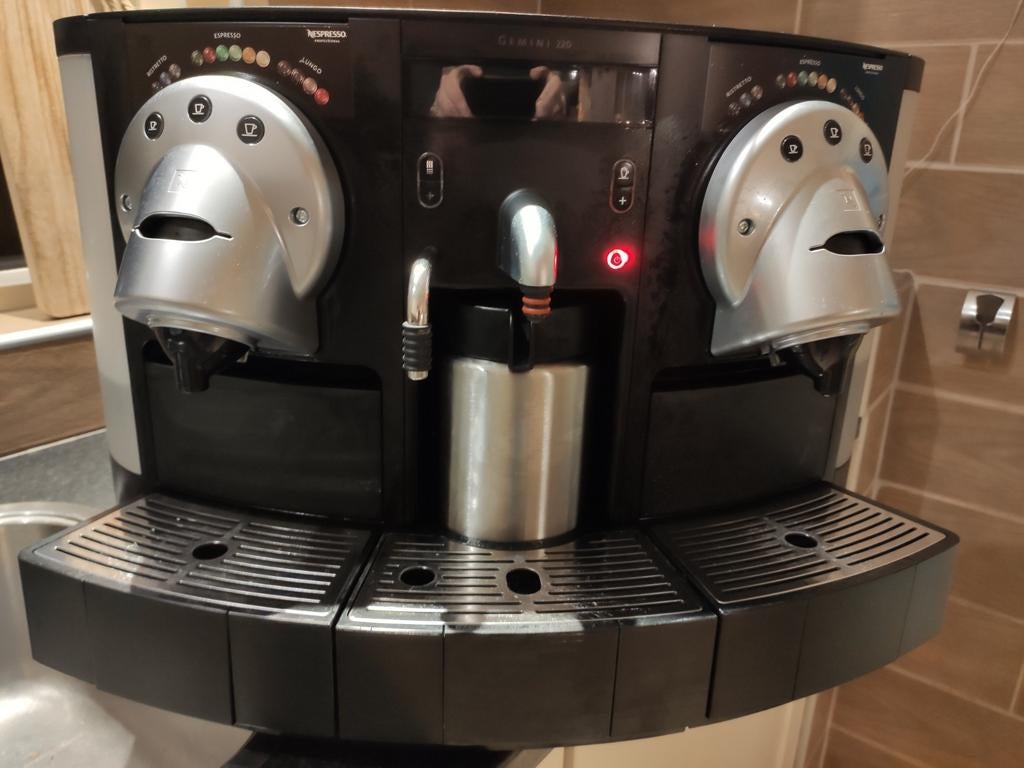 Nespresso Gemini Cs220/223 pro met onderhoud en garantie, Koffiepads en cups, 10 kopjes of meer, Koffiemachine, Ophalen of Verzenden