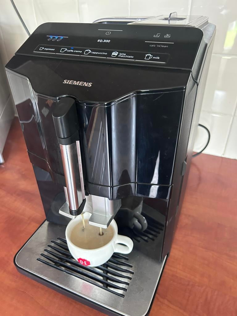 Siemens EQ300 Zwart - In goede staat (nieuw 499 Euro), Witgoed en Apparatuur, Koffiezetapparaten, Ophalen of Verzenden, Zo goed als nieuw